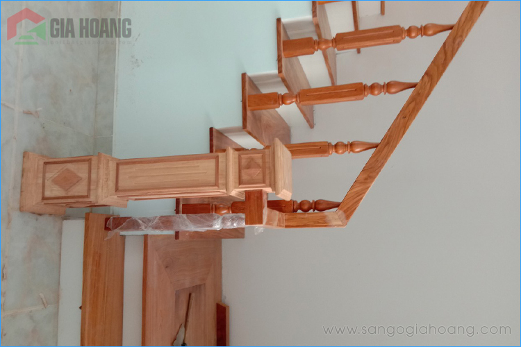 Thi công lắp đặt cầu thang gỗ Gõ Đỏ tại quận 2 HCM