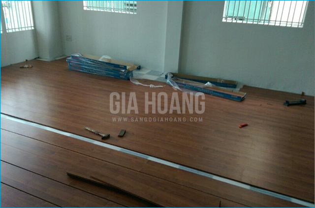 Lắp sàn gỗ Thaixin HK 1067 cho công ty văn phòng